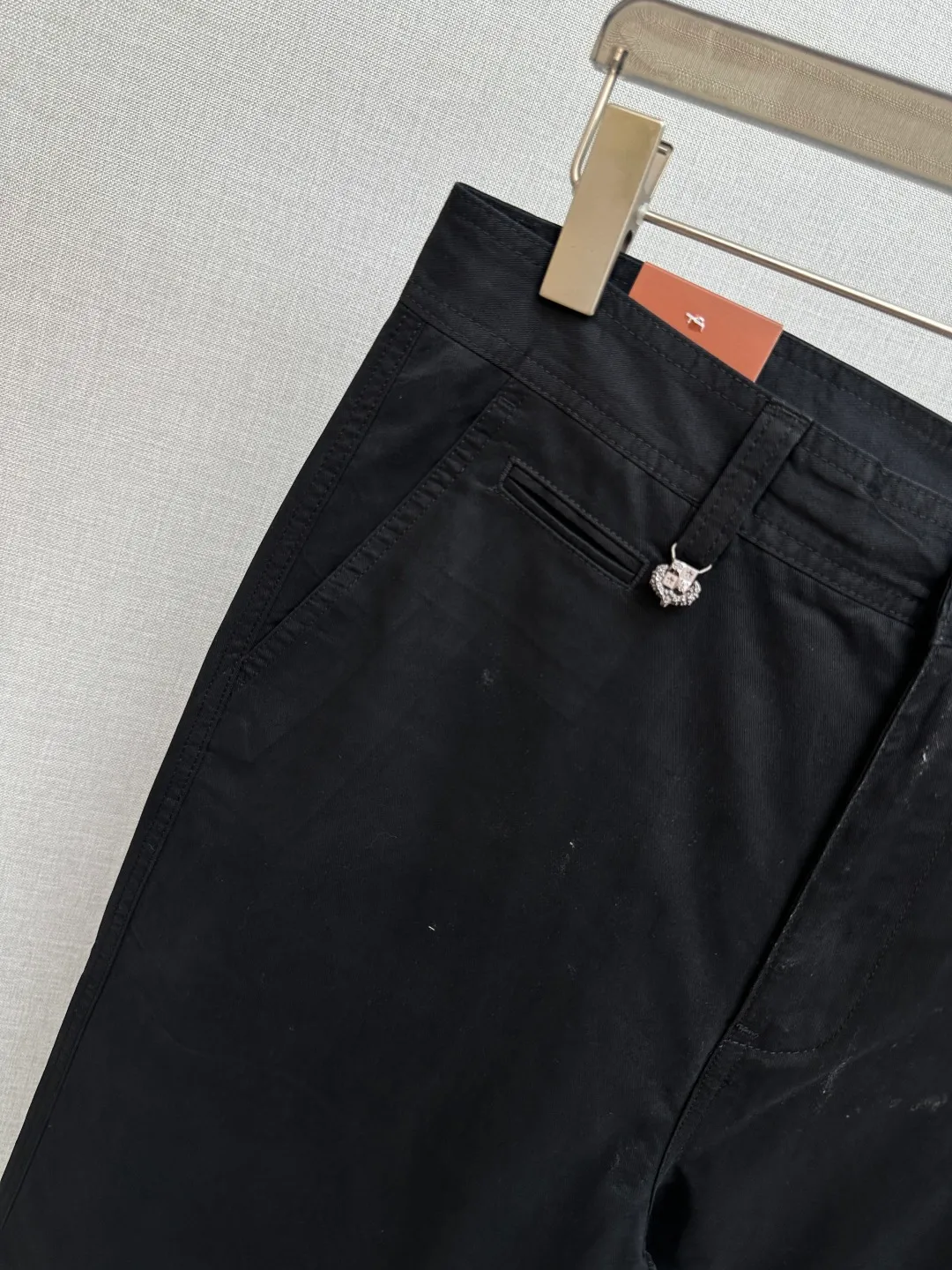 LP spring and summer New Arrival casual trousers, available on the official website at the same time, unique design charm, very Premium, simple but not simple, a new model of ready-to-wear! The fabric is made of unique elastic spandex fabric, which feels smooth and soft, has texture, and has a strong vertical feeling. The upper body is smooth and not tight, and it has a stuffy feeling caused by direct ultraviolet rays. Leather logo design! The style is harmonious and unified, and the ultimate level of craftsmanship is achieved. The side has a very unique tailoring design style, which is very tasteful, exquisite and delicate, easy to wear and comfortable, showing sports vitality and exquisite details. Classic perfect fit design, showing fashionable vitality in daily casual life. Enhance men's charming style and become a Premium model. Size: 29-38